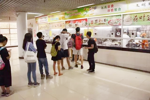 廣州高校的飯?zhí)茫切﹤髡f中的黑科技！